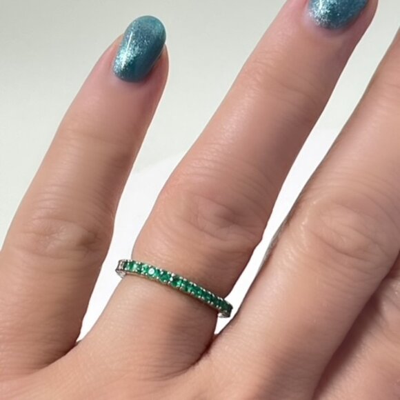 Diamond & Emerald Eternity band in 18k white gold - Picture 7 of 8